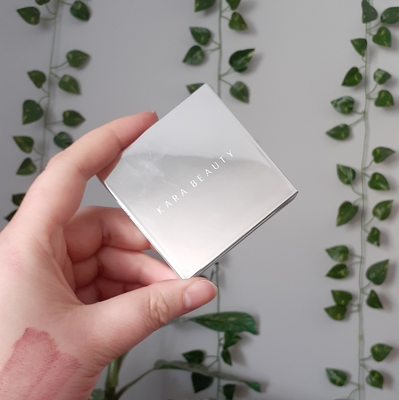 Kara Beauty Pressed Diamond Highlighter in Diamond Light - Picture 2 of 3